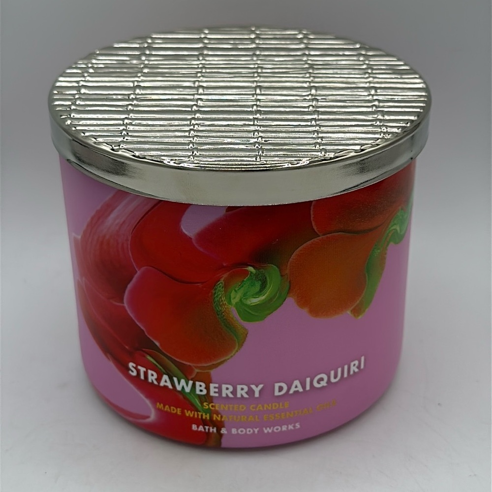 Bath & Body Works 3-wick Strawberry Daiquiri 14.5-ounce pink candle